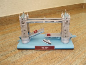 Papercraft building del Puente de Londres. Manualidades a Raudales.
