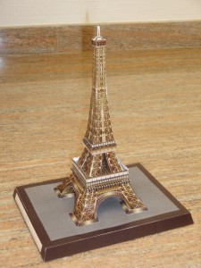 Papercraft building imprimible y recortable de la Torre Eiffel de París. Manualidades a Raudales.