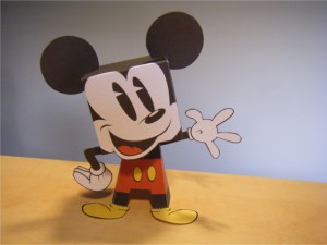 Papercraft infantil imprimible y armable de Mickey Mouse. Manualidades a Raudales.