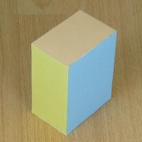 Papercraft de un prisma recto rectangular. Manualidades a Raudales.