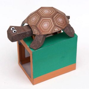Papercraft de un autómata de una tortuga con movimiento.